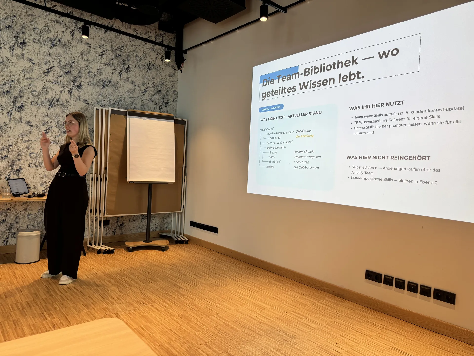 Touchpoint-Kollegin präsentiert eine Arbeitsgrundlage im Workshop.