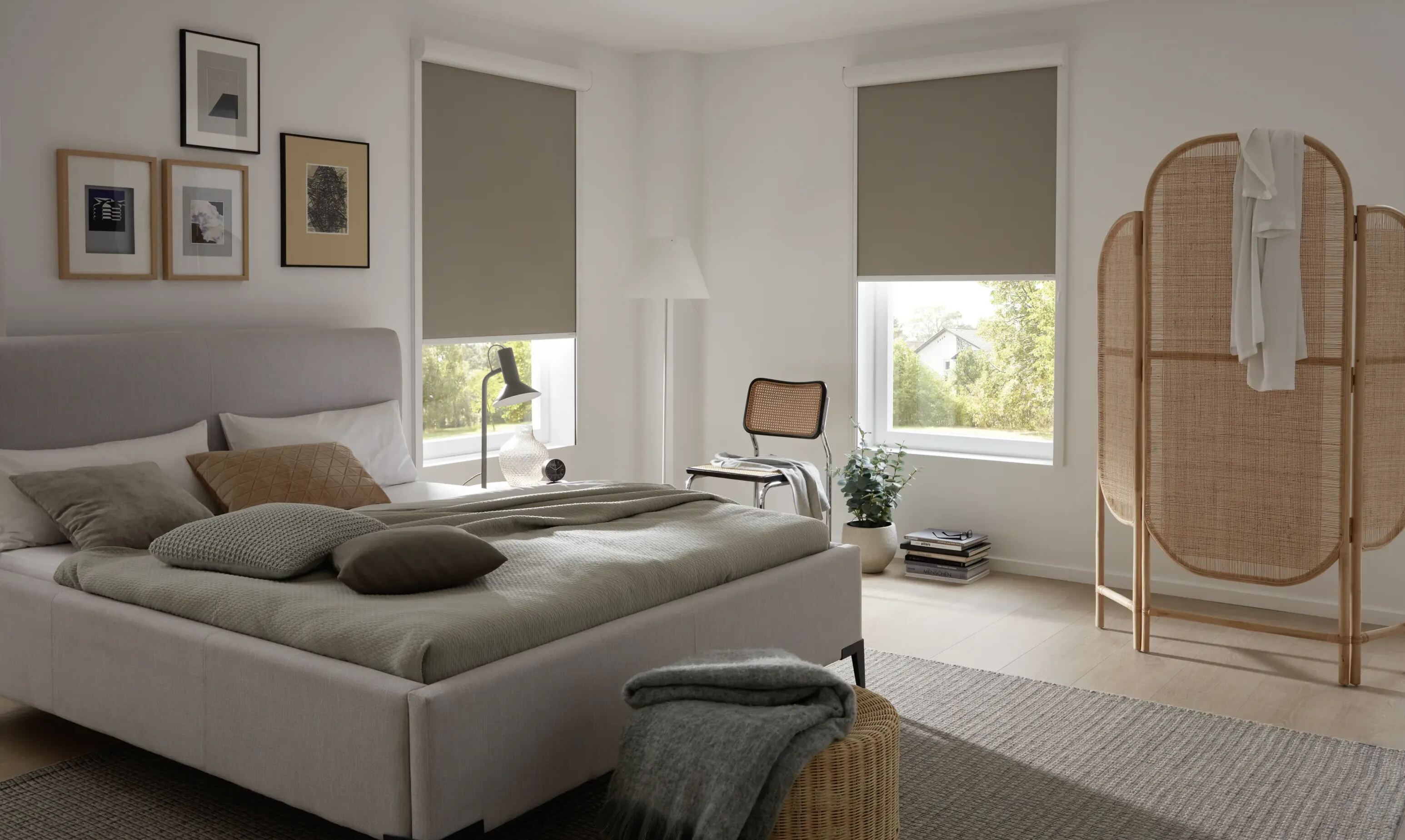 Schlafzimmer mit zwei Fenstern und NewShades-Plissees
