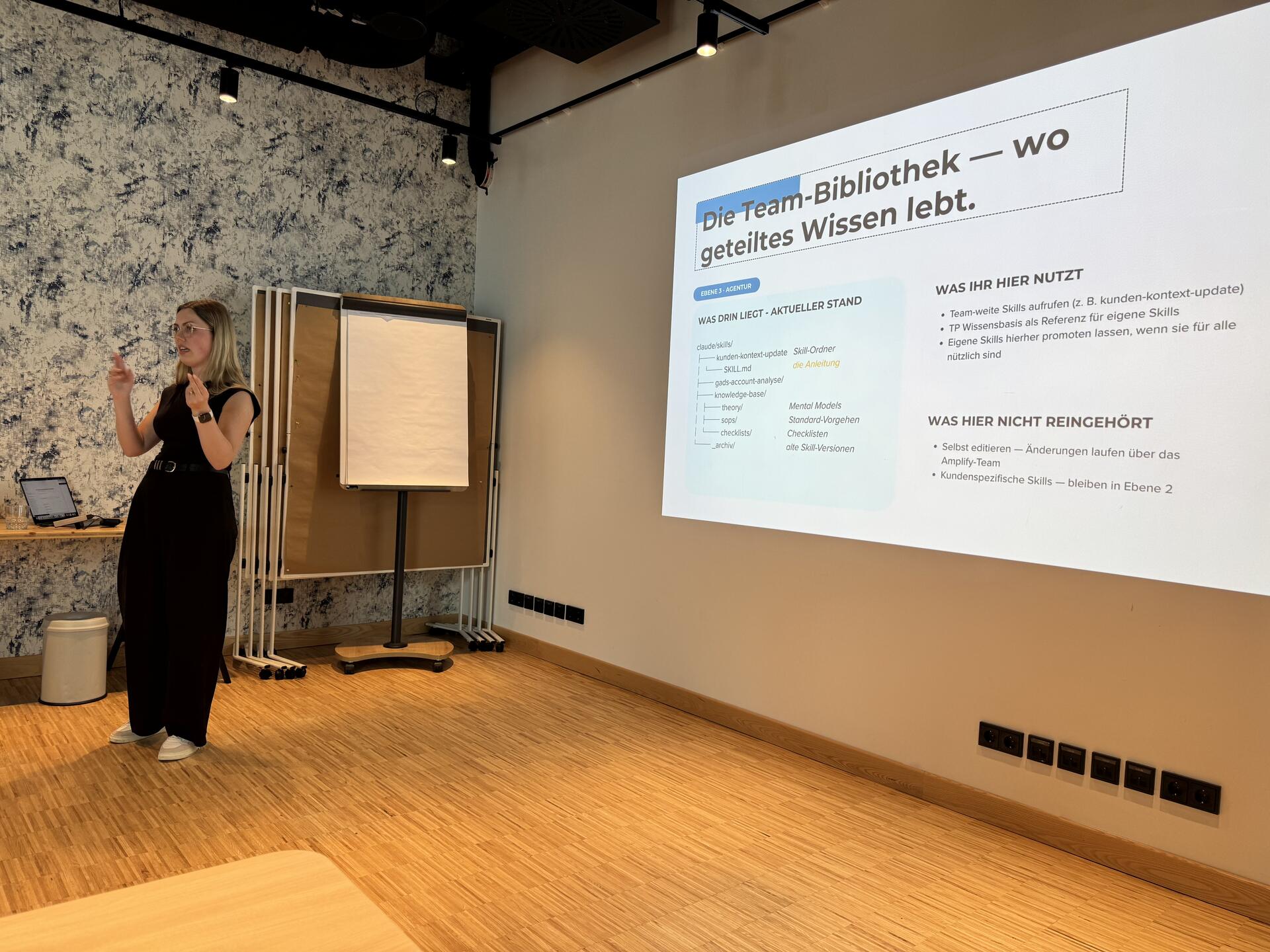 Touchpoint-Kollegin präsentiert eine Arbeitsgrundlage im Workshop.