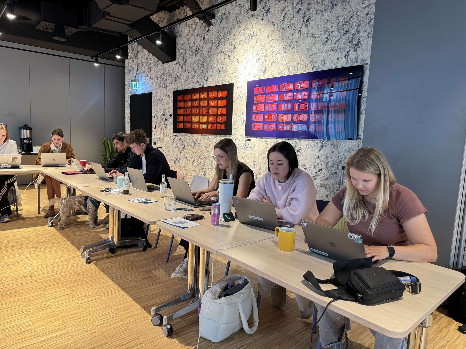 Touchpoint-Team arbeitet im Workshop konzentriert an Laptops.